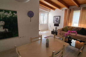 Umana Apartment - Stylish & City Center